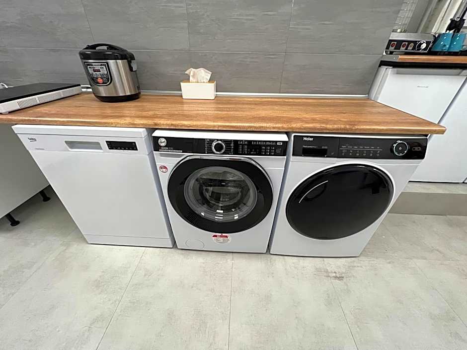 Yellow Hostel - Free Breakfast - The best service in Katowice - Free Parking