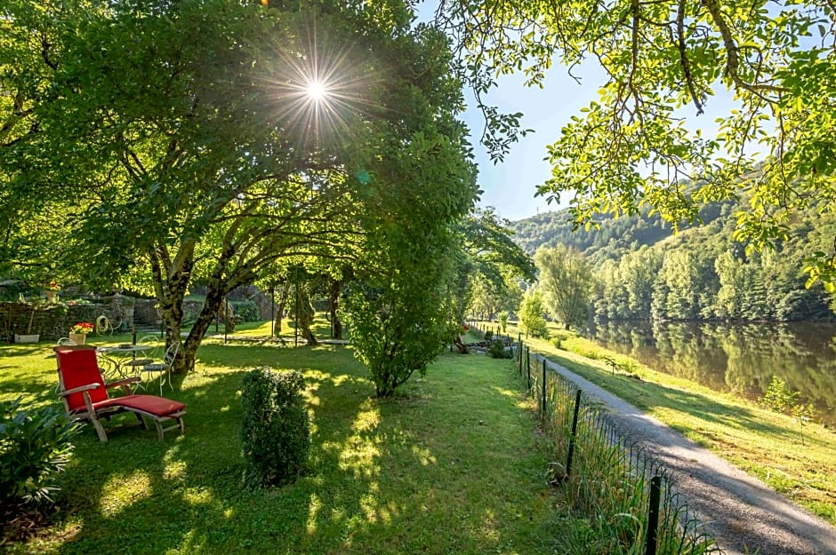 Le Manoir des Pélies Gîte et Chambres d'hôtes de charme à 7kms de Conques Spa, Piscine, Rivière, Thermes de Cransac