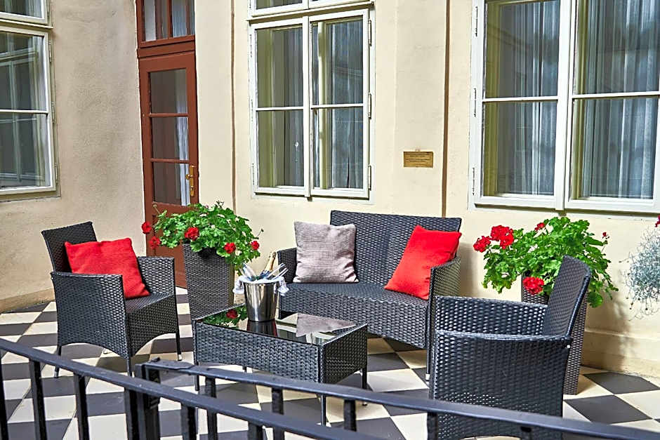 Three Golden Crowns Apartments