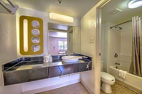 Deluxe Quadruple Room - Non-Smoking