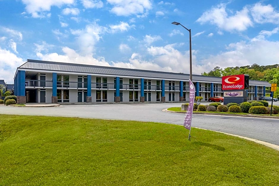 Econo Lodge Near Fort Stewart, Bar, Restaurant, Laundry Facility