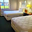 Carlyle Inn & Suites