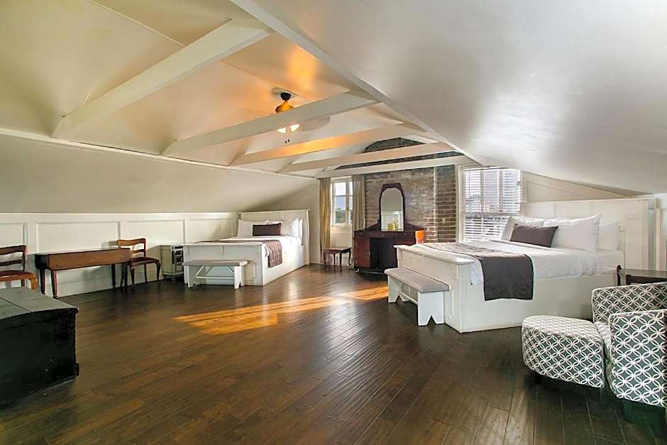 Lafitte Hotel & Bar