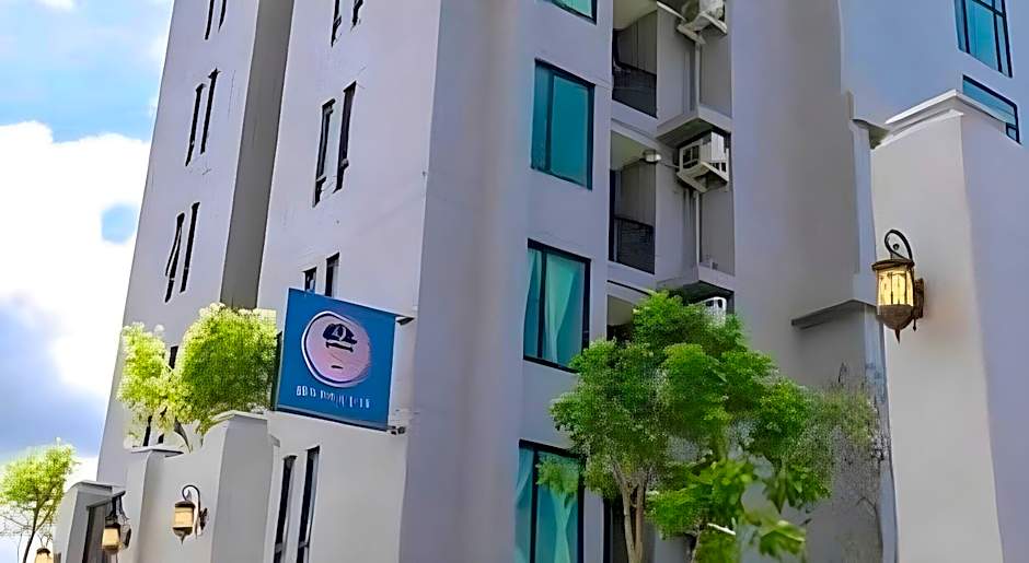 RQ Bangkok Sukhumvit 107 by Collection O