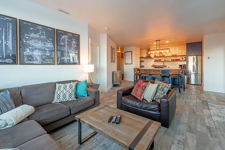 Fully Renovated Ski-in/out Loft with Private Hot Tub!