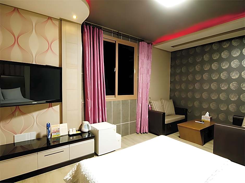 F1 Hotel