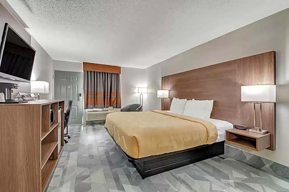 Photo 1 of 4 of 1 King Bed, Nonsmoking