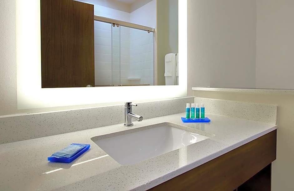 Holiday Inn Express & Suites Brookshire - Katy Freeway By IHG