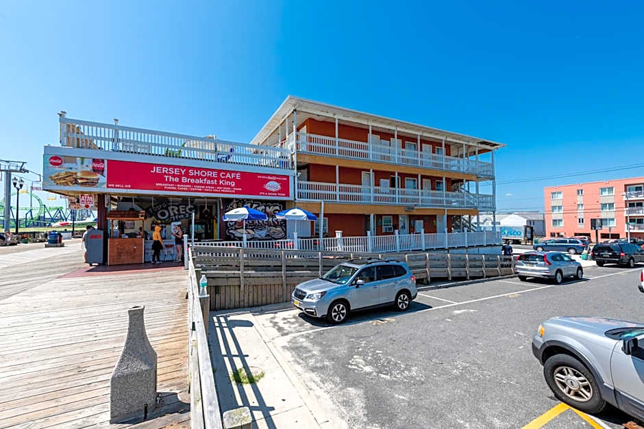 Boardwalk Hotel Charlee & Apartments Beach Hotel Oceanfront