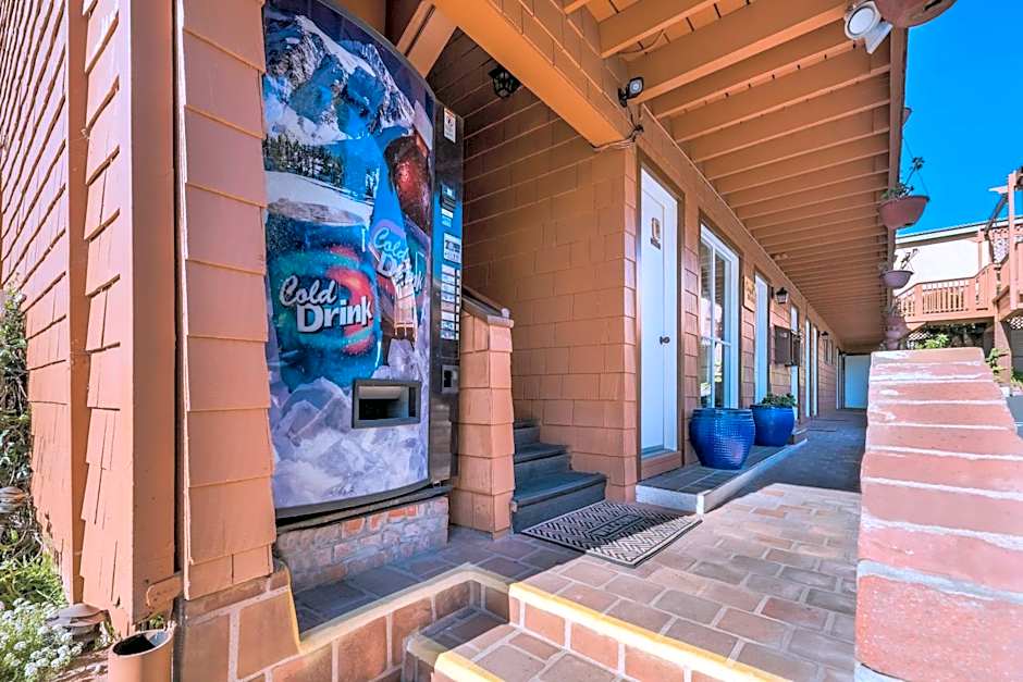 Clarion Collection Carmel Oaks Inn