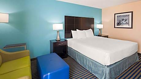 King Room with Sofa Bed and Roll-In Shower - Disability Access/Non-Smoking