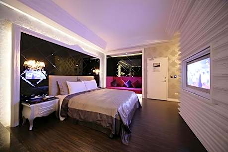 Prestige King Room - Check-In After 9:00 PM