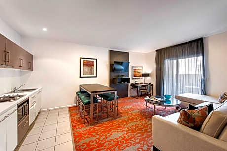 Deluxe Three-Bedroom Apartment