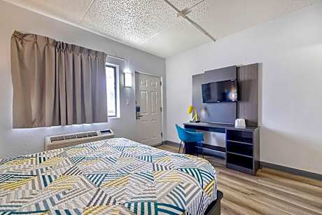 1 King Bed - Non-Smoking