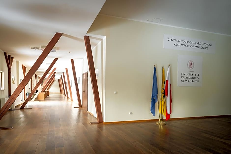 Centrum Edukacyjno-Rozwojowe Wrocław Pawłowice - bezpłatny parking