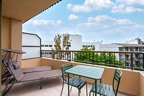 DOUBLE PREMIUM SUPERIOR 2 ADULTS + 1 CHILD