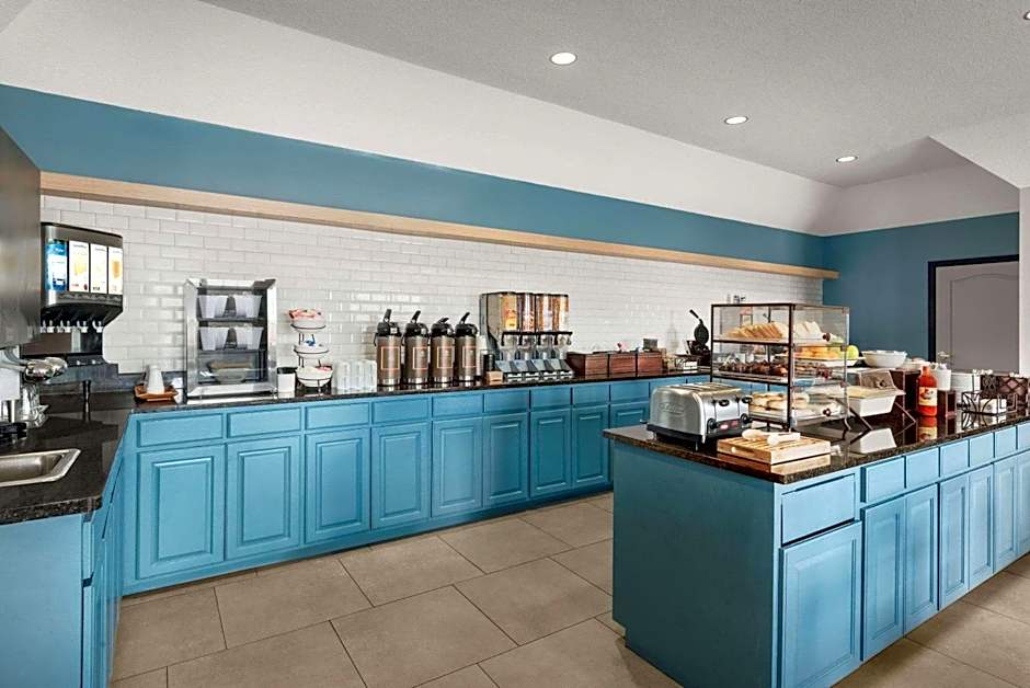 Country Inn & Suites by Radisson, Kansas City at Village West, KS