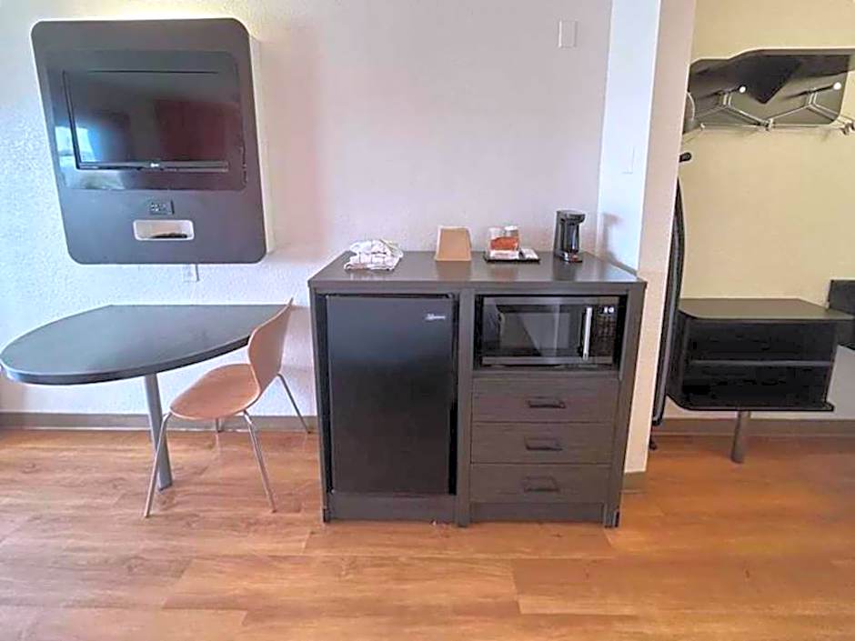 Studio 6 Suites - Riverside, CA South