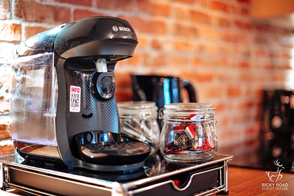 Ricky Road Guest House - Premium