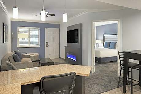 1 Bedroom Suite, 1 King, Sofa bed, Courtyard view