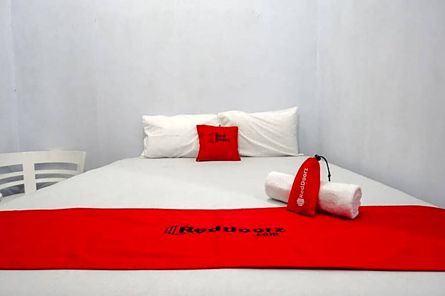 RedDoorz Plus @Hawai Inn Near Mall of Panakukang