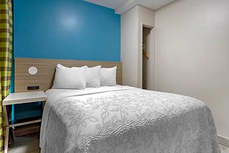 Standard Queen Room Smoke Free