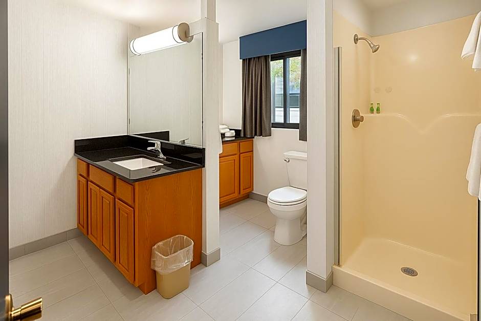 Oyster Bay Inn & Suites