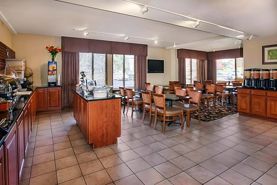 Ashbourne Hotel Canton/Hall of Fame I-77