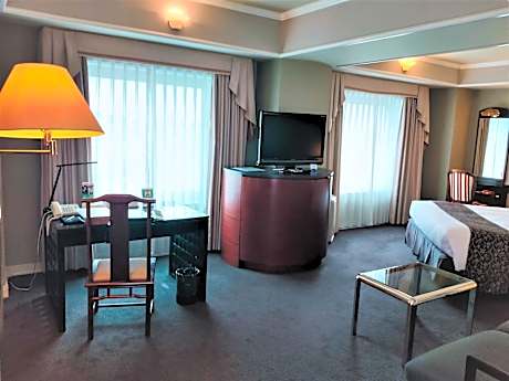 Corner Double Room - Non-Smoking