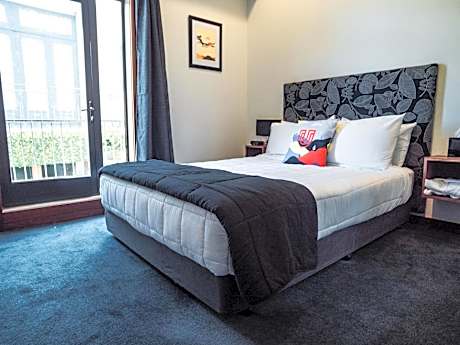 Queen Studio with Private Detached Bathroom