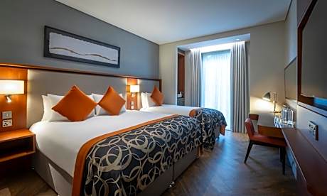 Deluxe King & Single Room