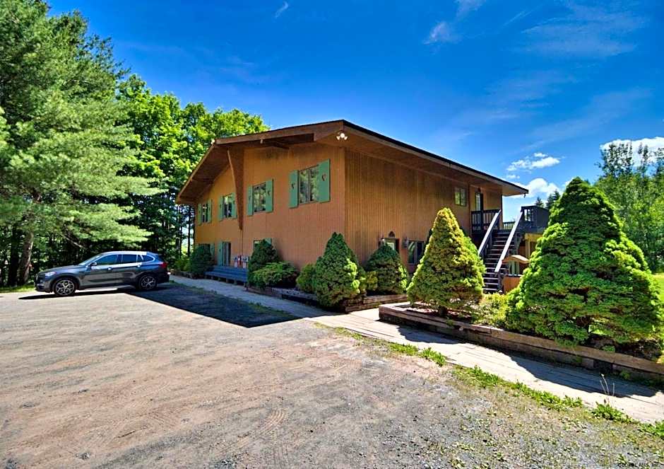 The Haüs Windham - Luxury Suites, Hot Tub, Mountain Views!