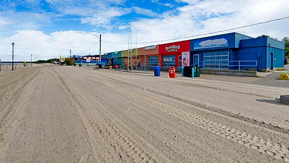 Main Beach River Retreat - Wasaga Beach 1 - Main Strip - 93 Mosley St