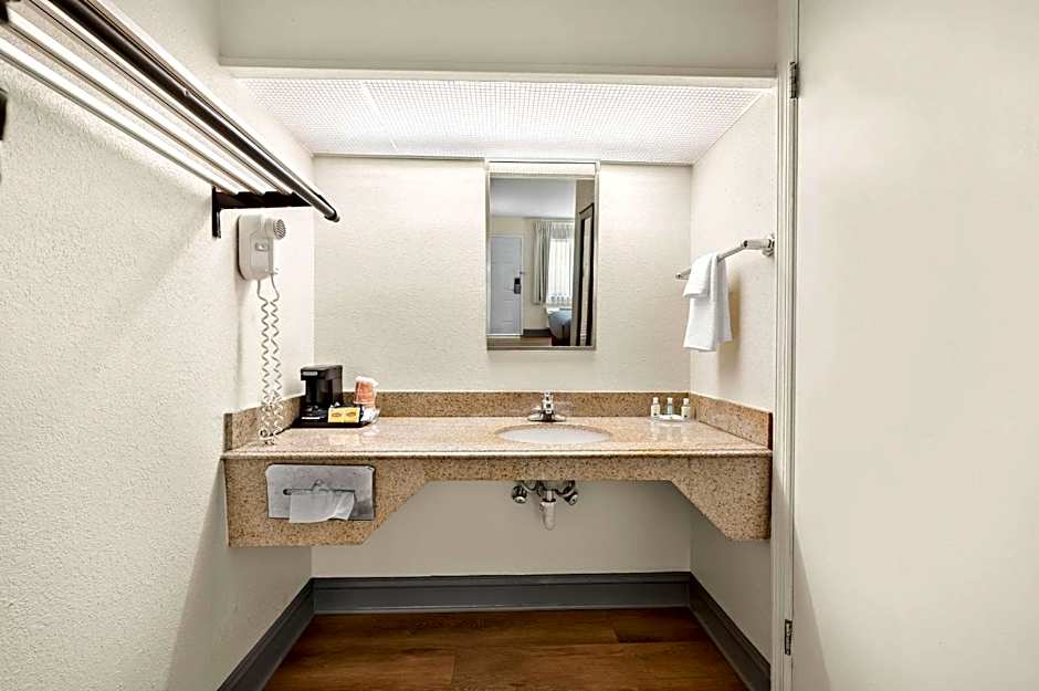 Quality Inn Pelham I-65 exit 246