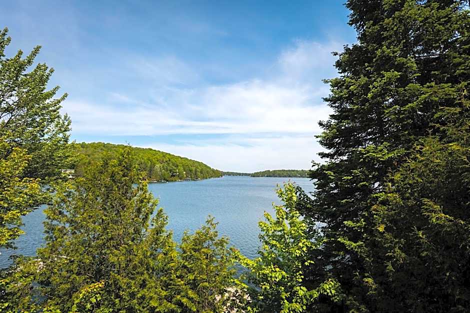 Rustic Waterfront Chalet Panoramic View and Spa