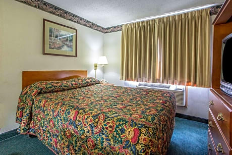 1 Queen Bed, Smoking
