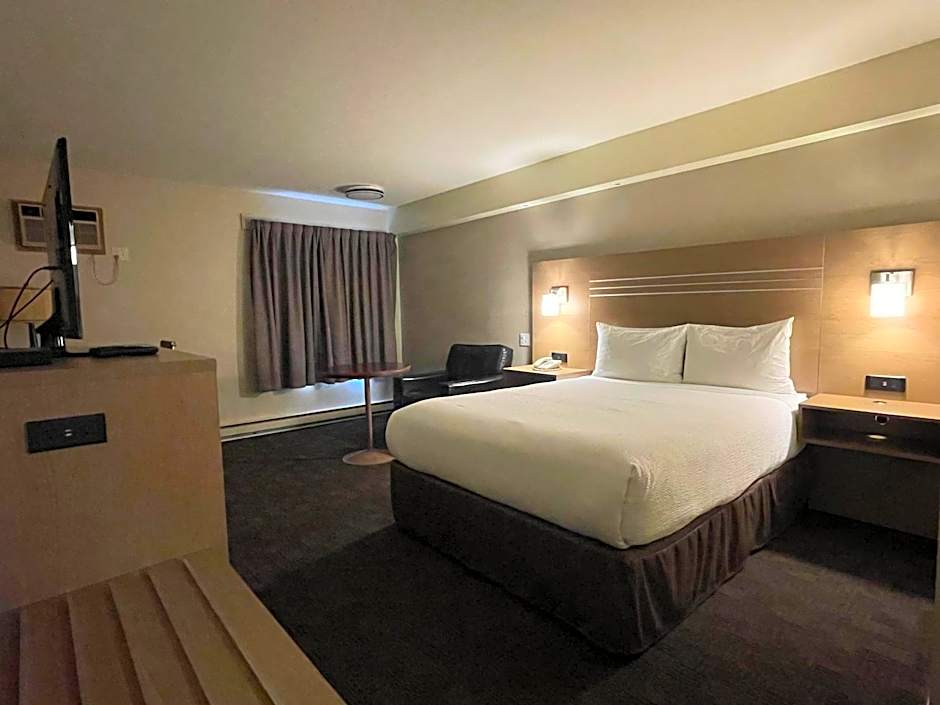 Photo 1 of 3 of 1 Queen Bed
