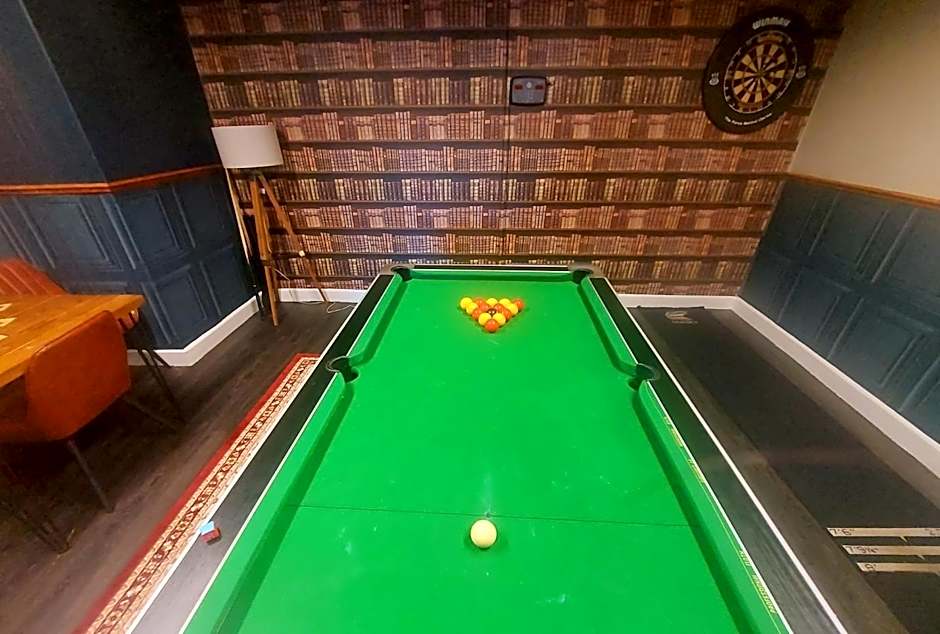 Admiralty Hotel & Restaurant