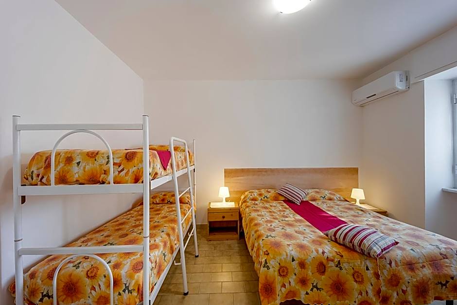 Loano Apartment Pool & Garden