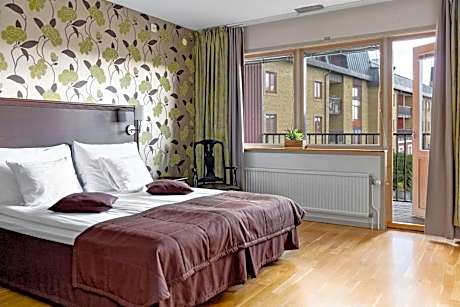 Twin Room with Sofa Bed - Non-Smoking