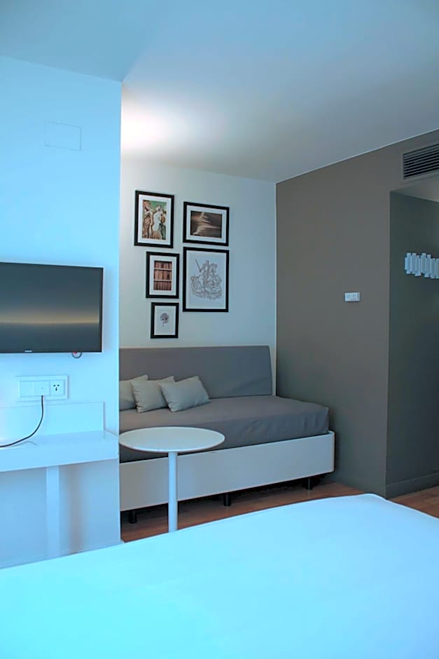 Pol & Grace Hotel