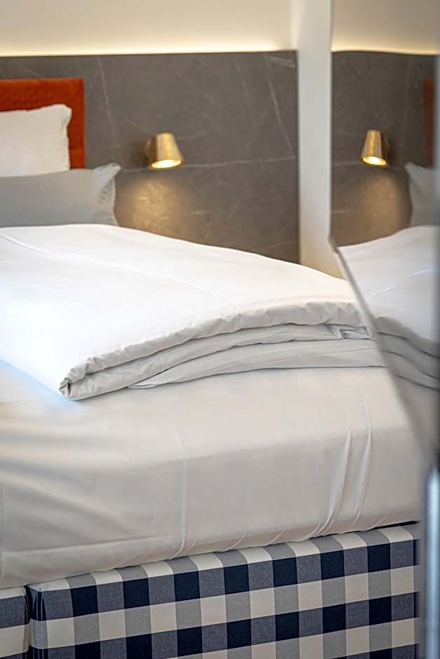 Maxim Suites by Elias Holl