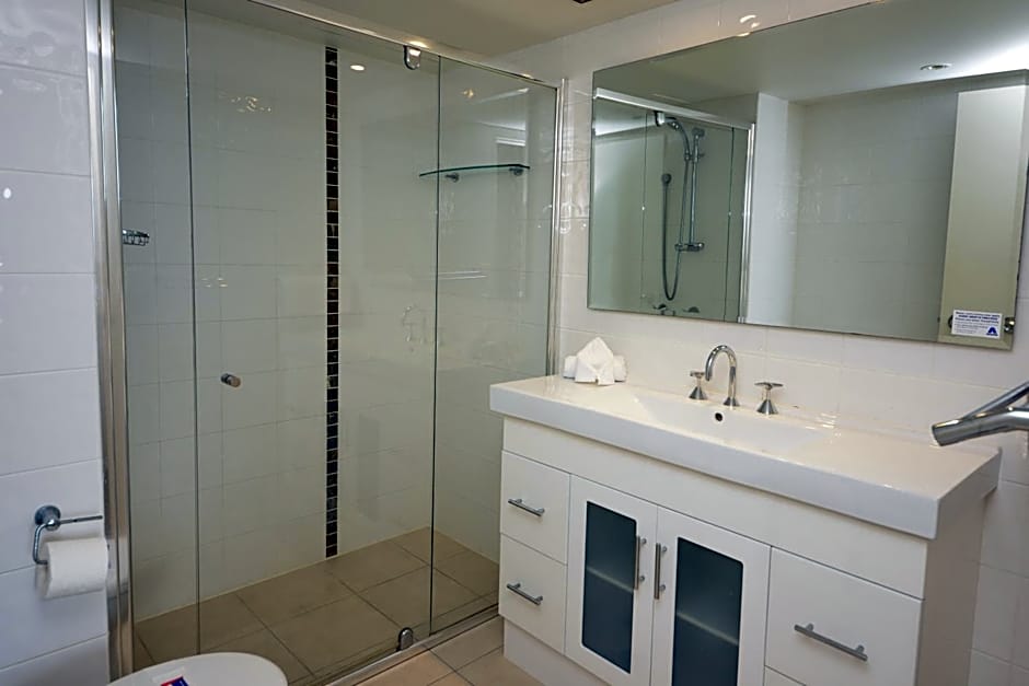 Broadwater Shores Waterfront Apartments