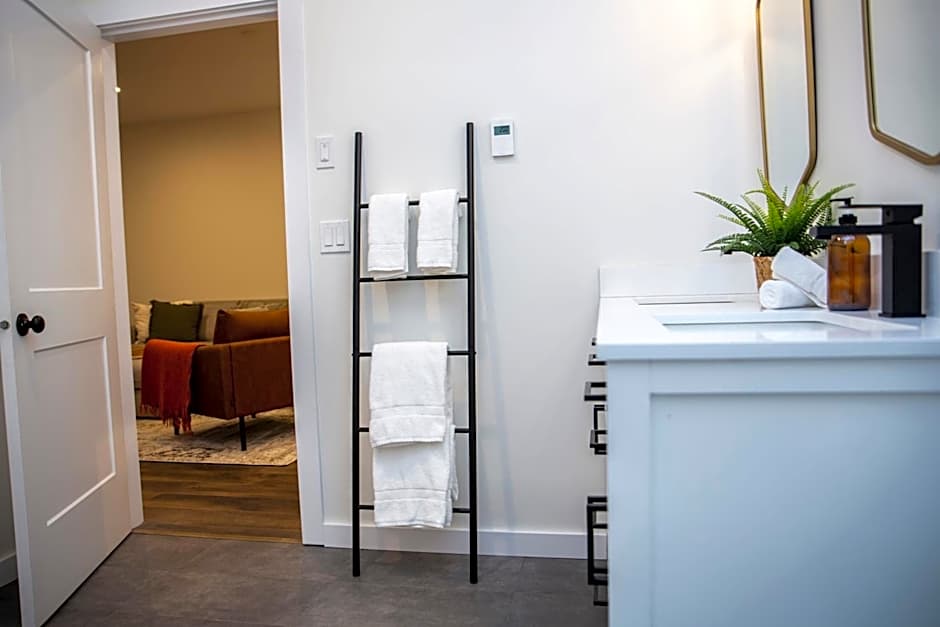 The Stellar Condo - Cozy 2 Bedroom with Hot Tub