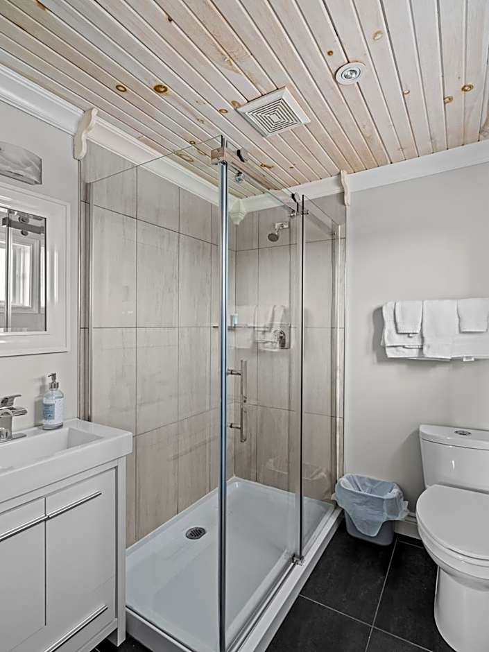 Edge of the Avalon Inn