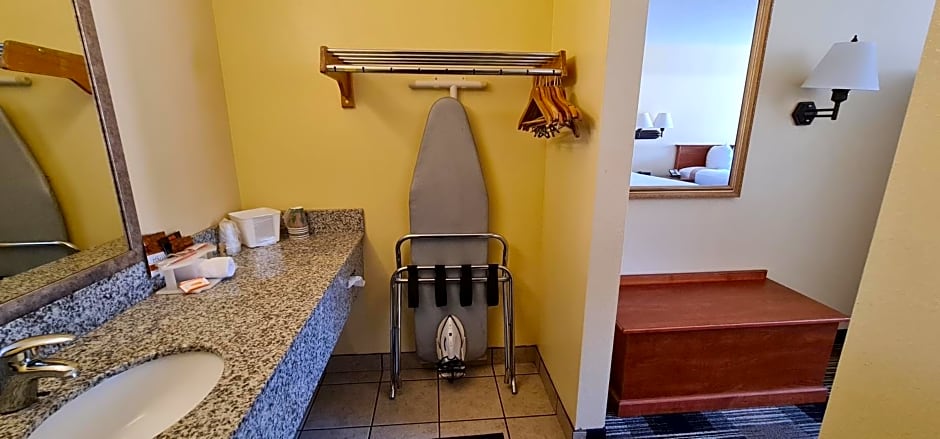 Oakridge Inn & Suites