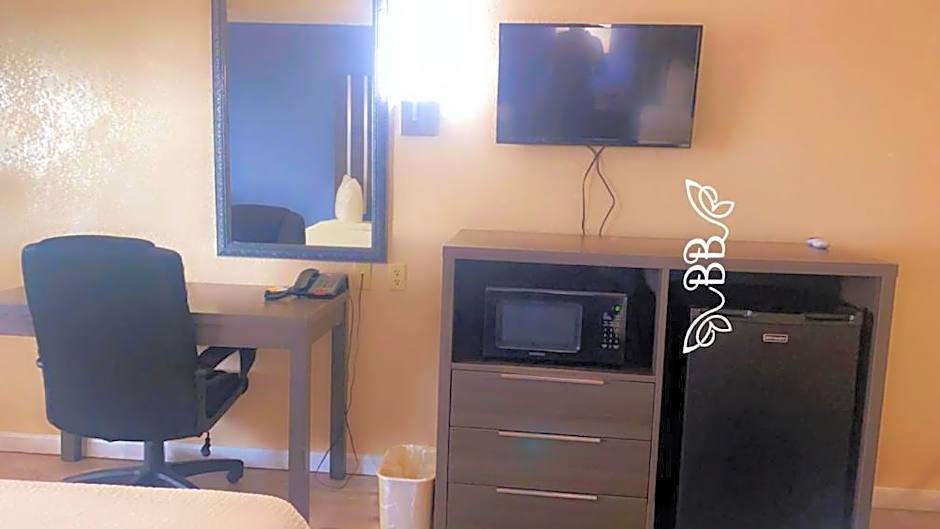 Days Inn & Suites by Wyndham Braunig Lake