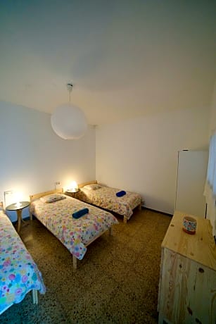 Bed in 3-Bed Mixed Dormitory Room with Shared Bathroom
