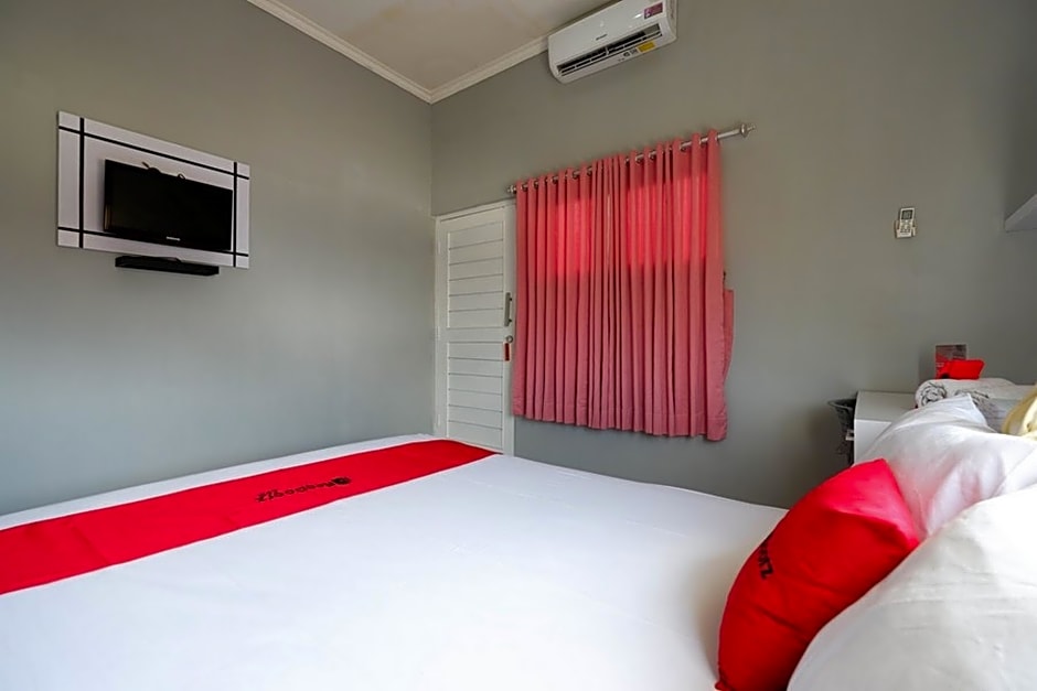 RedDoorz near Solo Square 3