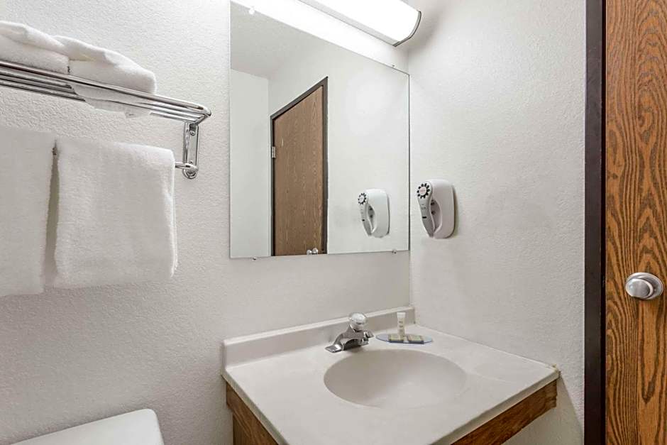 Super 8 by Wyndham Hampton